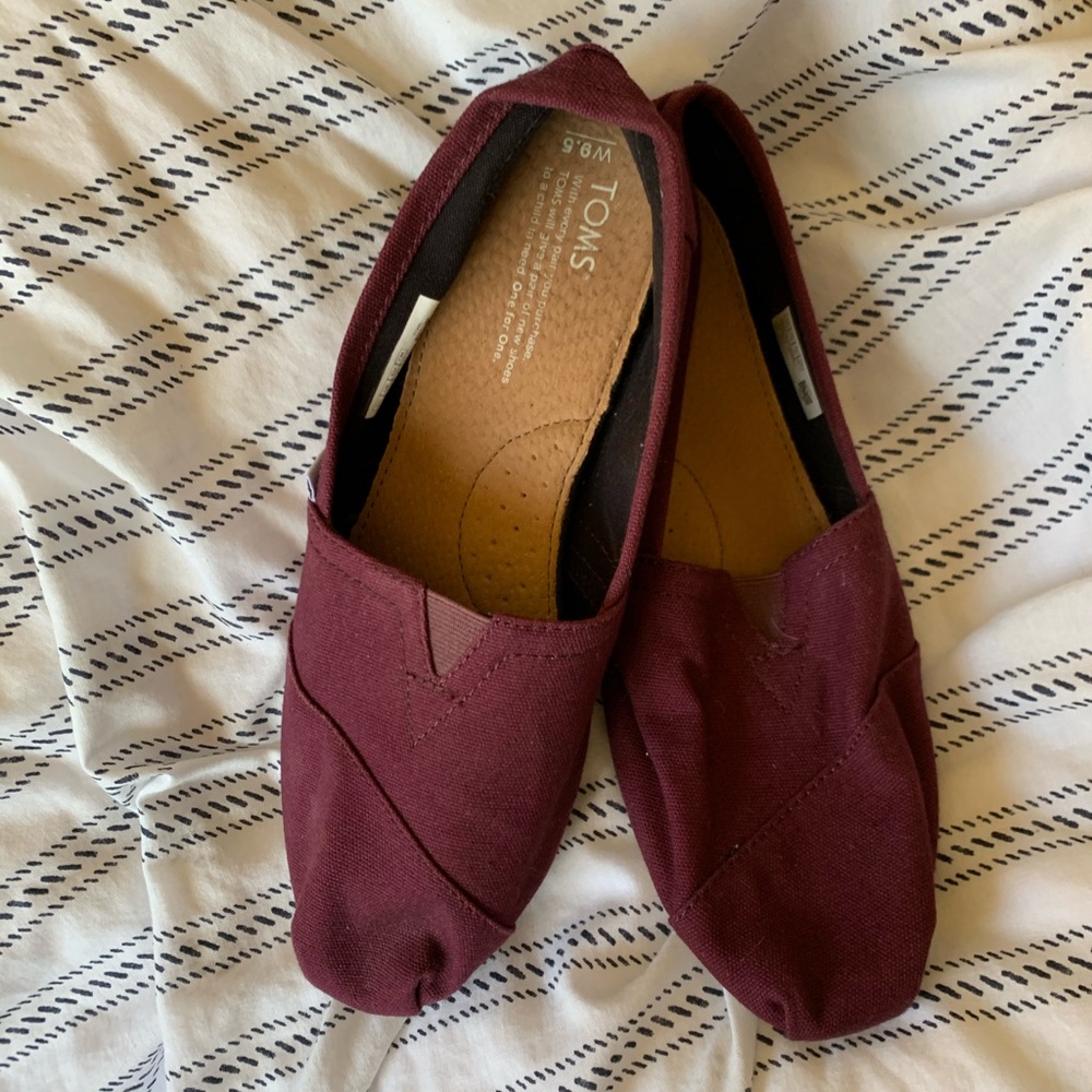 Women’s maroon toms size 9.5